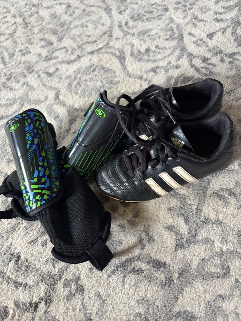 adidas Kids Black soccer cleats size 11.5 kids and like new xs guards!
